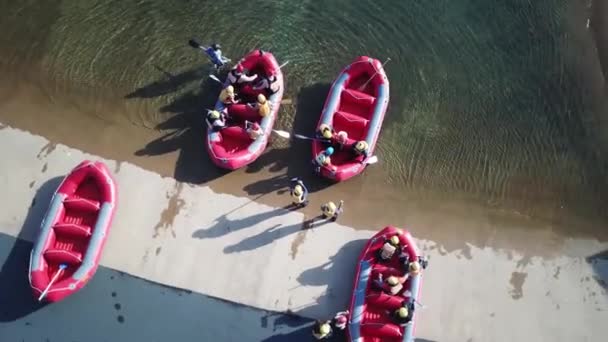 Tiro Giratorio Tapa Aérea Gente Que Salta Barco Rafting Listo — Vídeos de Stock