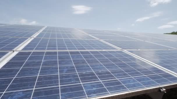 在晴朗的蓝天 安装在森林附近山上一座太阳能发电厂上的一系列太阳能组件的右侧盘 — 图库视频影像