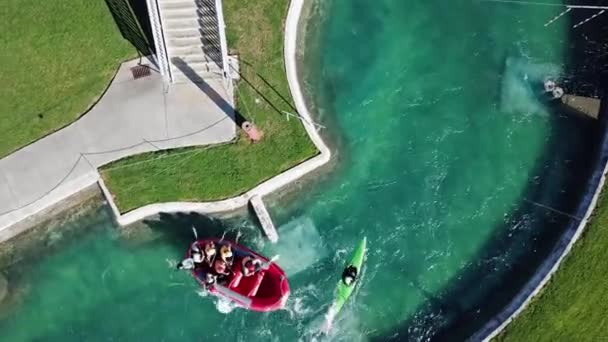 Overhead Aerial Pan Shot Kayak Pasando Por Barco Rafting Río — Vídeo de stock