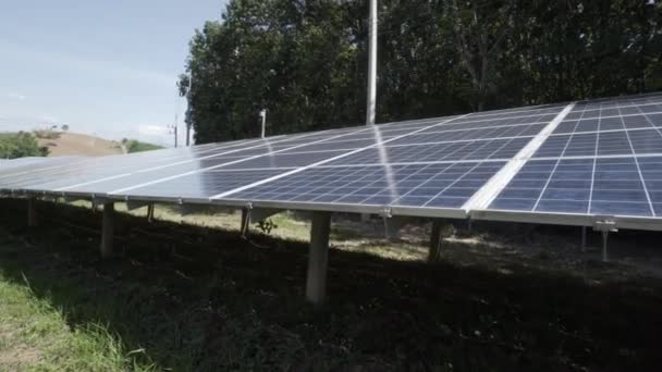 Panning Izquierda Una Gran Planta Energía Solar Granja Llena Módulos — Vídeos de Stock