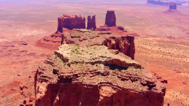 犹他州和亚利桑那州之间的纳瓦霍部落公园的无人驾驶飞机镜头 — 图库视频影像