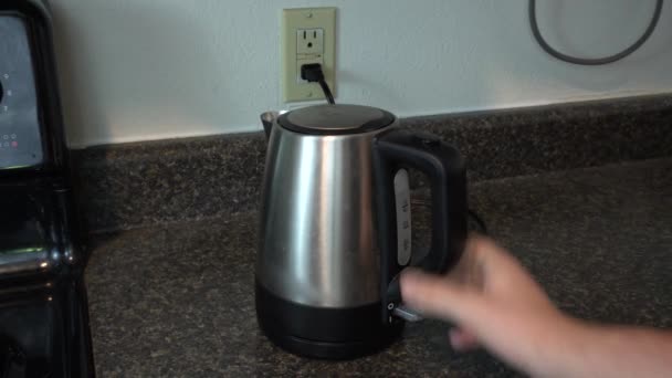 Teekessel Der Wasser Zum Kochen Von Kaffee Oder Tee Aufkochen — Stockvideo