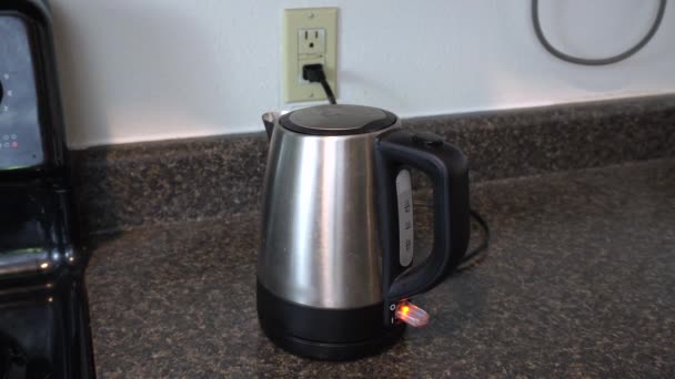 Statische Aufnahme Eines Teekessels Der Auf Einem Küchentisch Zum Kochen — Stockvideo