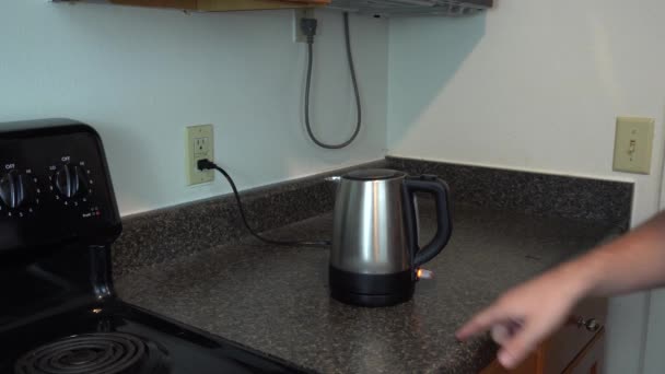 お茶やコーヒーの湯を沸かすためにセットされた茶釜の中出し — ストック動画