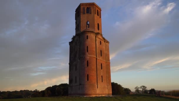 1750年に建てられたゴシック様式の塔 ホートン タワー ドーセット イングランド日の出 — ストック動画