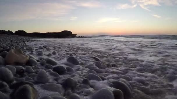 Sabah Dalgaları Çakıl Taşı Plajına Vuruyor — Stok video