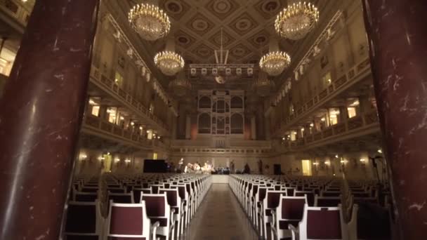 Interieur Brede Opname Van Konzert Concertgebouw Met Mooie Kroonluchter Berlijn — Stockvideo