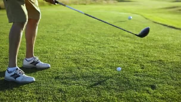 Golfista Tem Sua Bola Golfe Teed Está Preparando Para Usar — Vídeo de Stock