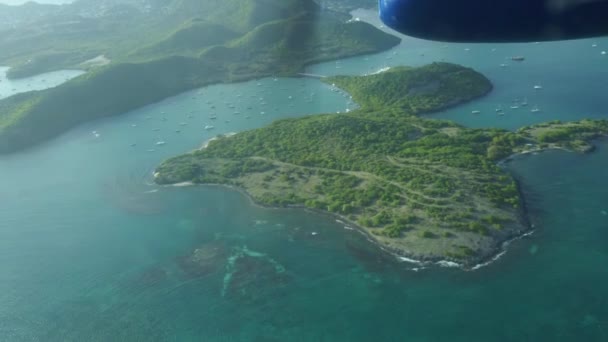 Vista Del Pasajero Una Nutria Gemela Volando Sobre Isla Caribeña — Vídeos de Stock