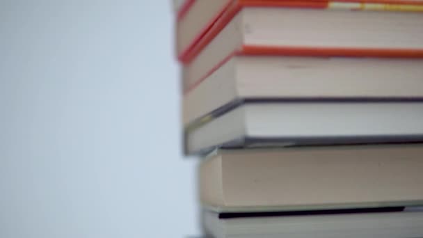 Setumpuk Buku Dengan Latar Belakang Cerah Tampilan Depan Buku Dan — Stok Video