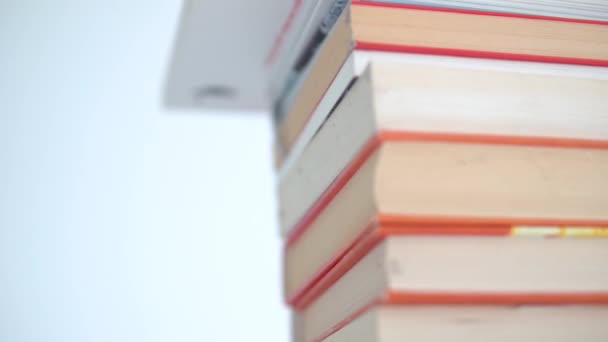 Uma Pilha Livros Com Capas Coloridas Está Sobre Mesa Movimento — Vídeo de Stock