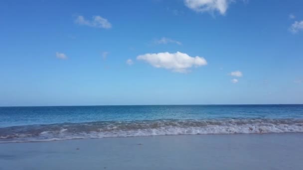 Shorebreak Vlny Narážející Tuto Křišťálově Čistou Vodní Pláž Karibském Ostrově — Stock video