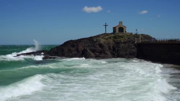 Onde Forti Infrangono Sulla Spiaggia Difese Costiere Collioure Nella Costa — Video Stock