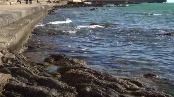 Pequenas Ondas Irromperam Caminho Costeiro Base Fortaleza Collioure Sul França — Vídeo de Stock