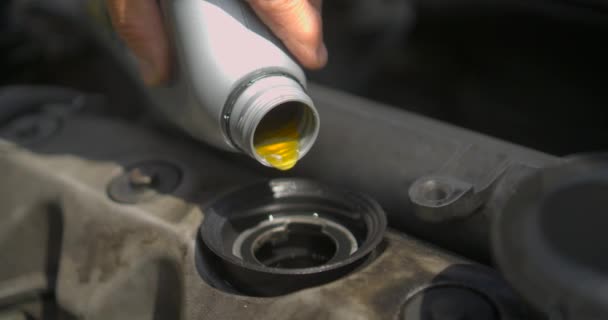 Auto Mechanic Changing Motor Oil — Stock Video