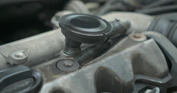 オリの汚れた車の古いエンジンへの部品 — ストック動画