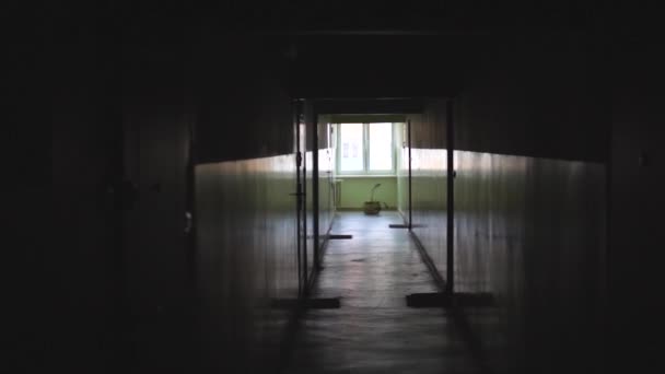 廊下の端に窓のある様式化された場所床の上の暗い天井からの景色 — ストック動画