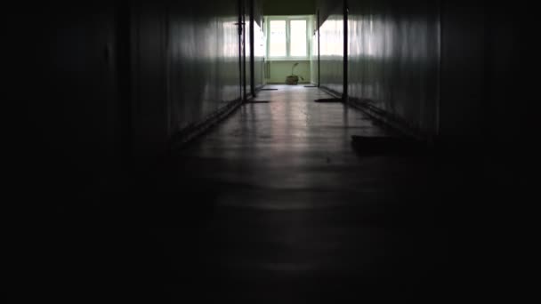 在一片公寓的黑暗的空荡荡的走廊里 一个风格典型化的地方 走廊尽头有一个窗户 可以俯瞰整个地面 — 图库视频影像