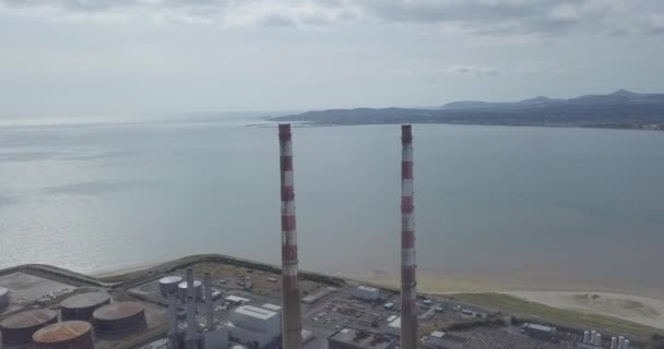 Materiał Lotu Ptaka Poolbeg Towers Pobliżu Dublina — Wideo stockowe