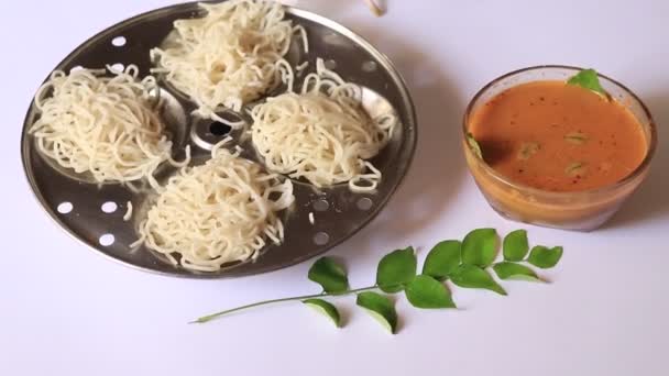 전통적 스팀인 Noolappam Idiyappam Rice Noodles 케랄라의 요리로 Alleppey 하우스 — 비디오