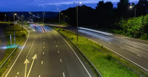 英国双车道上繁忙的夜间误点交通 — 图库视频影像