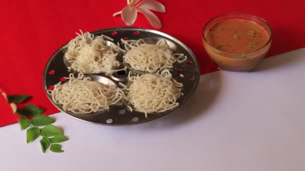 Idiyappam String Hoppers Tradycyjne Kerala Parze Śniadanie Białym Czerwonym Tle — Wideo stockowe