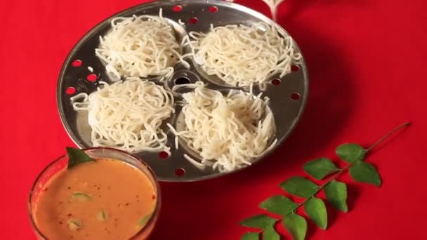 Idiyappam String Hoppers Tradycyjne Kerala Parze Śniadanie Czerwonym Tle — Wideo stockowe