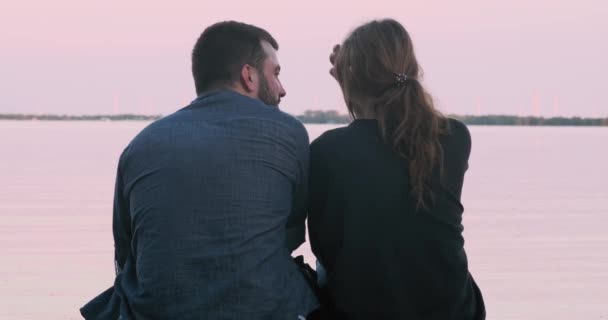 Jeune Couple Attrayant Embrassant Près Lac Coucher Soleil — Video