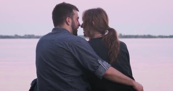 Genç Milenyum Çifti Dışarıda Tutkuyla Öpüşüyor — Stok video