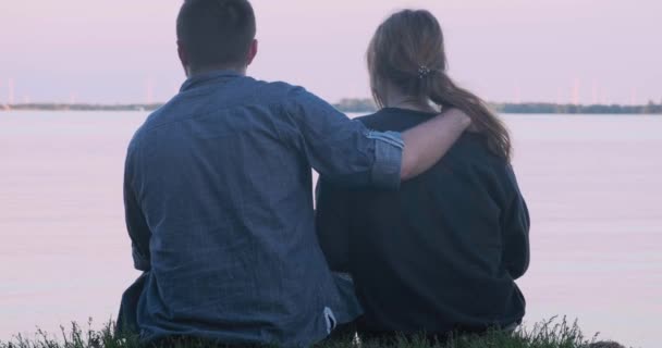 美丽的年轻夫妇在湖边嬉笑亲吻 — 图库视频影像