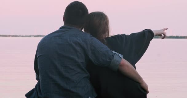 在湖边拥抱的一对年轻的高加索夫妇 — 图库视频影像