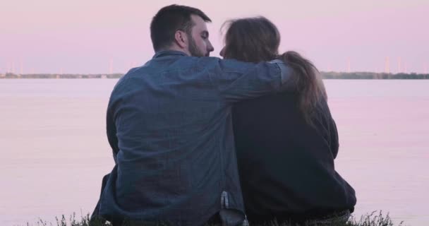 Çekici Genç Çift Gün Batımında Gölün Kenarında Tutkuyla Öpüşüyor — Stok video