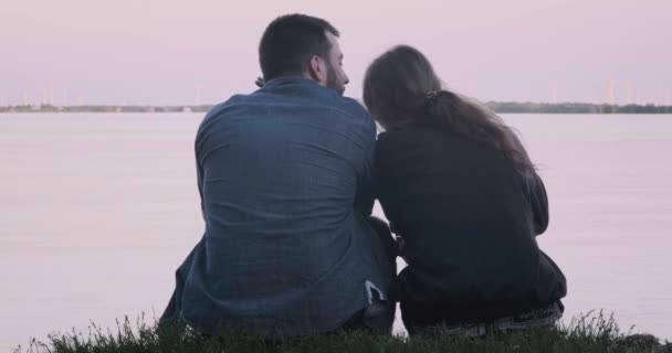 Atraente Casal Milenar Abraçar Por Lago — Vídeo de Stock