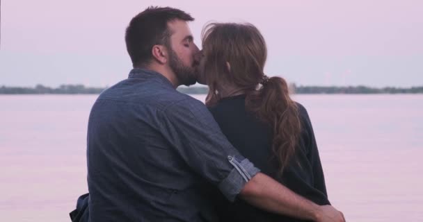 Millennial Casal Apaixonadamente Beijando Pôr Sol — Vídeo de Stock