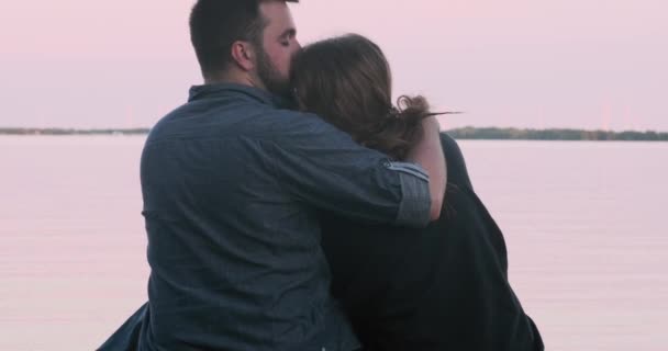 Młoda Para Zakochana Namiętnym Całowaniu — Wideo stockowe