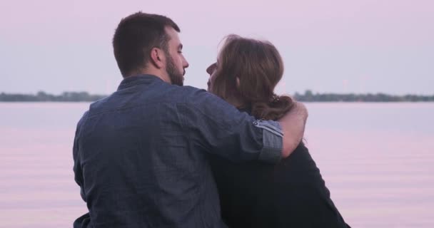 Atractiva Pareja Milenaria Besar Abrazar Por Lago Atardecer — Vídeo de stock