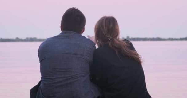 Pareja Joven Abrazándose Junto Lago Atardecer — Vídeo de stock