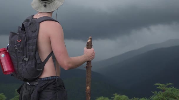 Турист Наблюдающий Горами Мере Приближения Дождевой Бури — стоковое видео