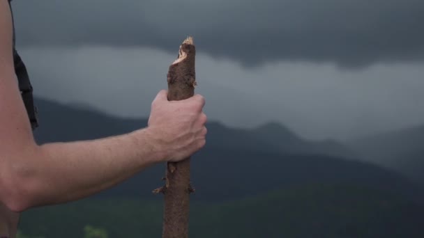 当暴雨逼近时 徒步旅行者手牵着手杖看山 — 图库视频影像