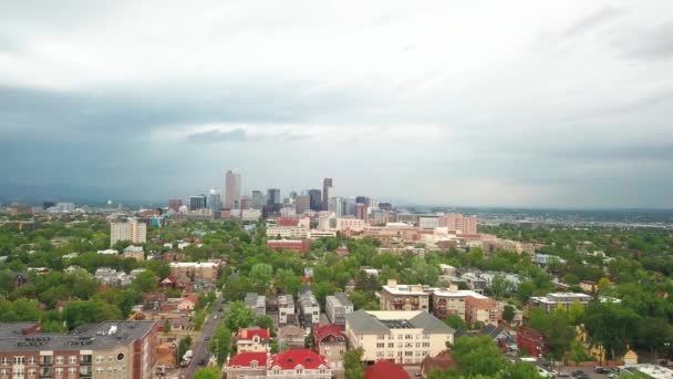 Weite Luftaufnahme Der Innenstadt Von Denver Mit Einem Drohenden Gewitter — Stockvideo