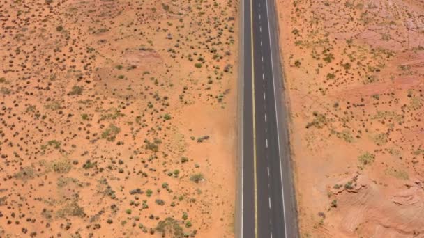 Flygdrönare Bilder Bilar Som Kör Väg Mitt Öknen Arizona Usa — Stockvideo