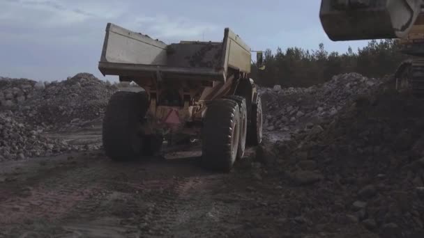 Camión Articulado Que Consigue Cargado Con Grava Maquinaria Resistente Movimiento — Vídeo de stock