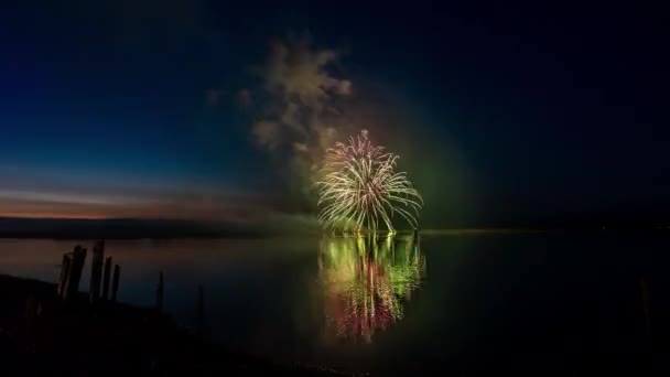 Smukt Fyrværkeri Reflekterende Vandet Ved Coquille Floden Bandon Oregon Træpæle – Stock-video