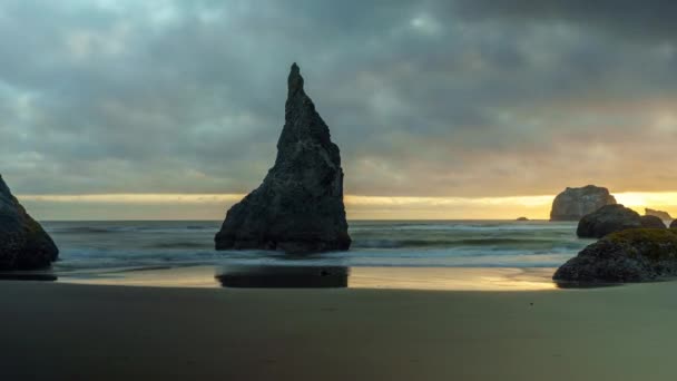 Very Beautiful Dramatic Moody Time Lapse Sea Stack Oregon Coast — Stock Video