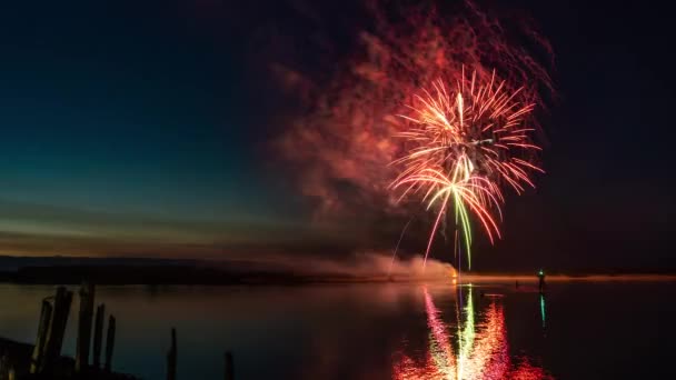 7月4日 アメリカ合衆国オレゴン州バンドンのコキル川で花火が打ち上げられた 水の中の素晴らしい反射 — ストック動画