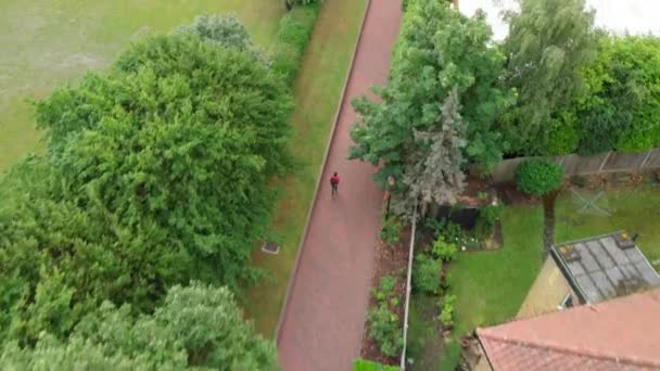 Vista Aerial Homem Atravessando Parque Rei George Londres Reino Unido — Vídeo de Stock