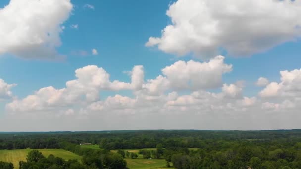 Flauschig Weiße Wolken Über Ackerland Und Wäldern Grün — Stockvideo