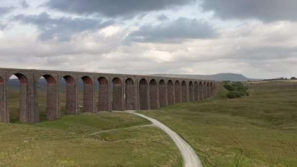 Left Right Truck Ribblehead Viaduct Yorkshire Dales National Park Side — Stock Video