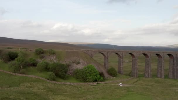 Vänster Till Höger Truck Ribblehead Viaduct Yorkshire Dales Nationalpark — Stockvideo