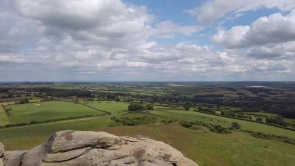 Panorama Izquierda Derecha Vista Rural Desde Cima Almscliffe Crag Yorkshire — Vídeos de Stock